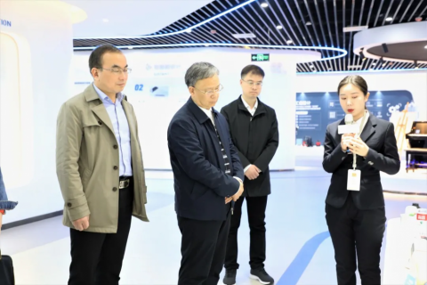 洛陽市工信局黨組成員、副局長李君一行蒞臨中原工業設計城參觀考察