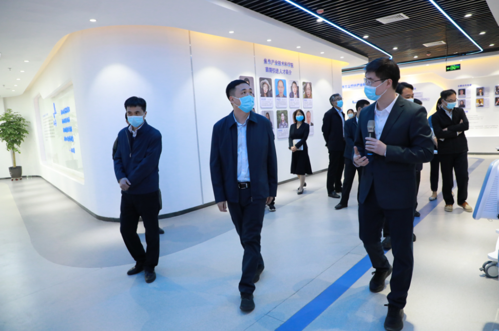 省委組織部黨員干部駐村工作辦公室主任王剛一行蒞臨設計城參觀調研