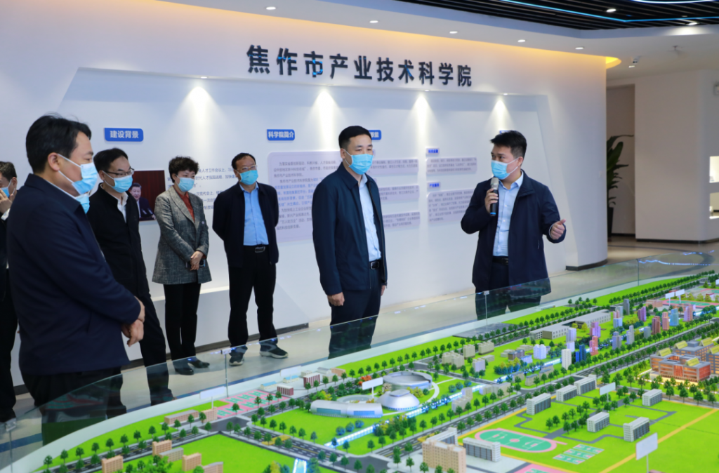 省委組織部黨員干部駐村工作辦公室主任王剛一行蒞臨設計城參觀調研