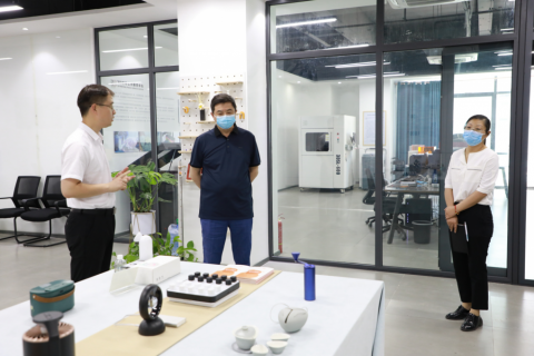 河南省科技企業(yè)孵化器協(xié)會(huì)會(huì)長劉華一行蒞臨設(shè)計(jì)城參觀調(diào)研